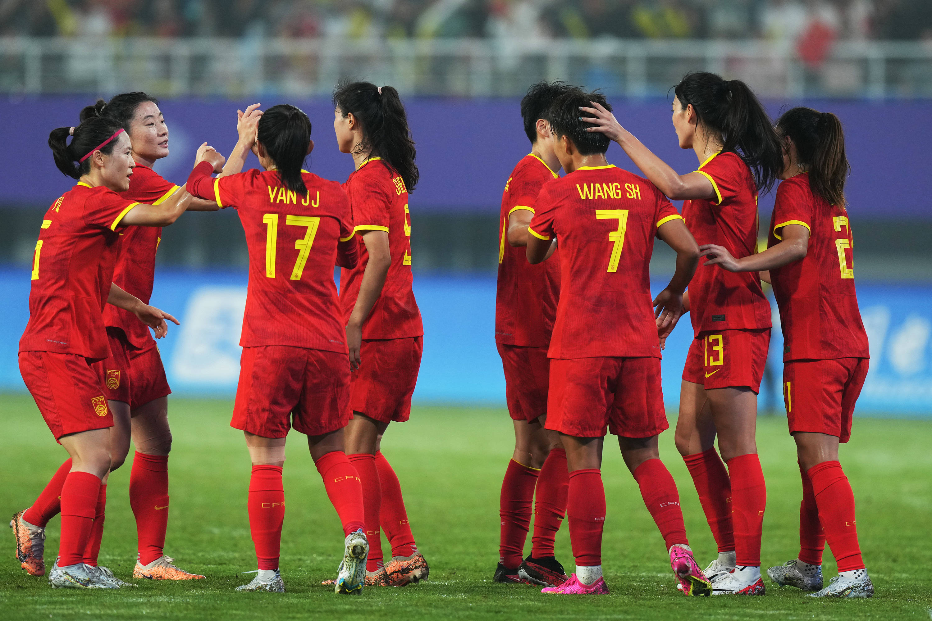 中国女足队员在比赛中表现优秀