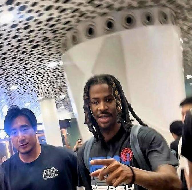 篮球明星与粉丝互动，打造更紧密联系的简单介绍