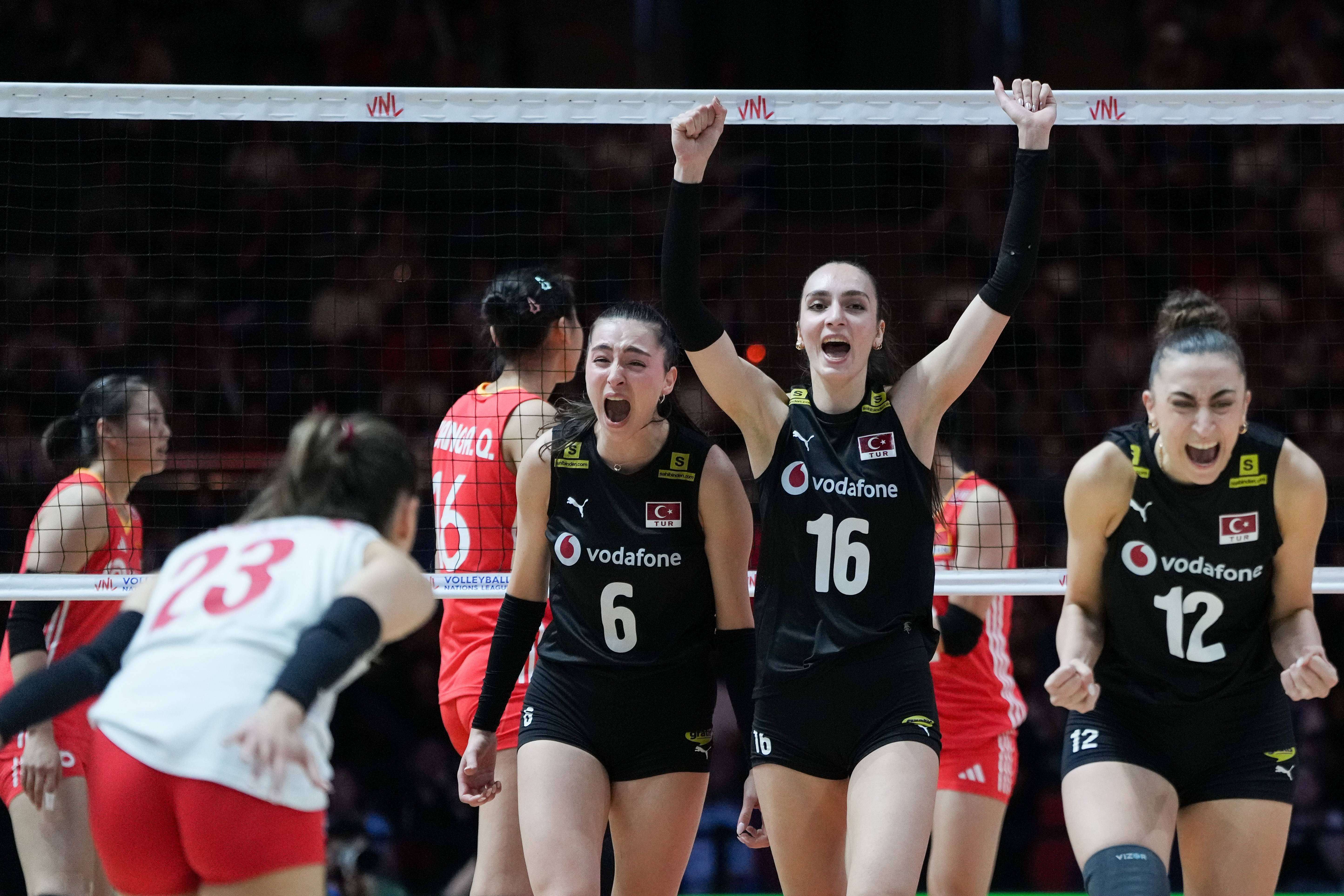 包含比利时队在国际赛事中迎战强大对手，团结一心的词条