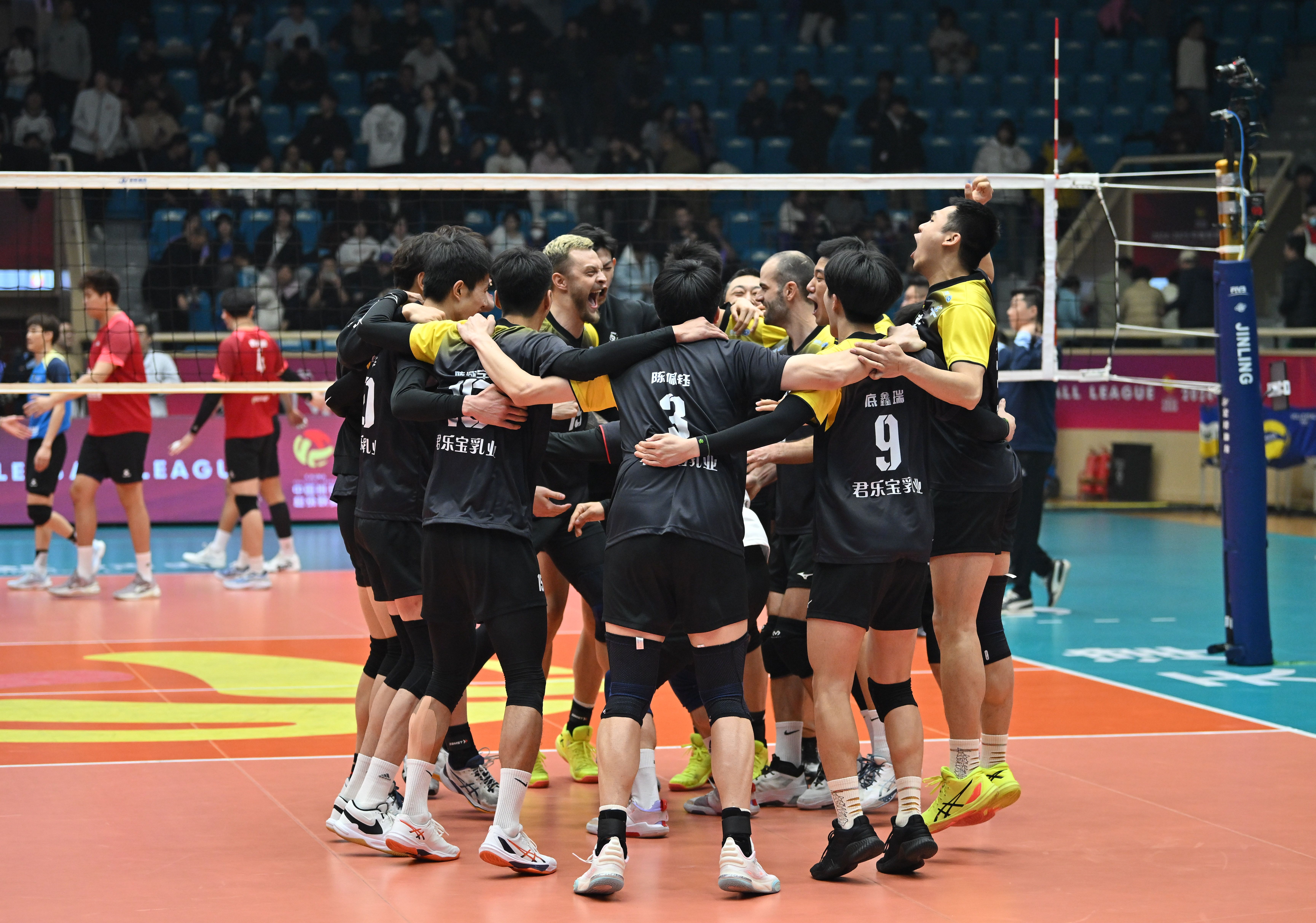 爱游戏中国官网-排球比赛中激战正酣，胜负难分的简单介绍