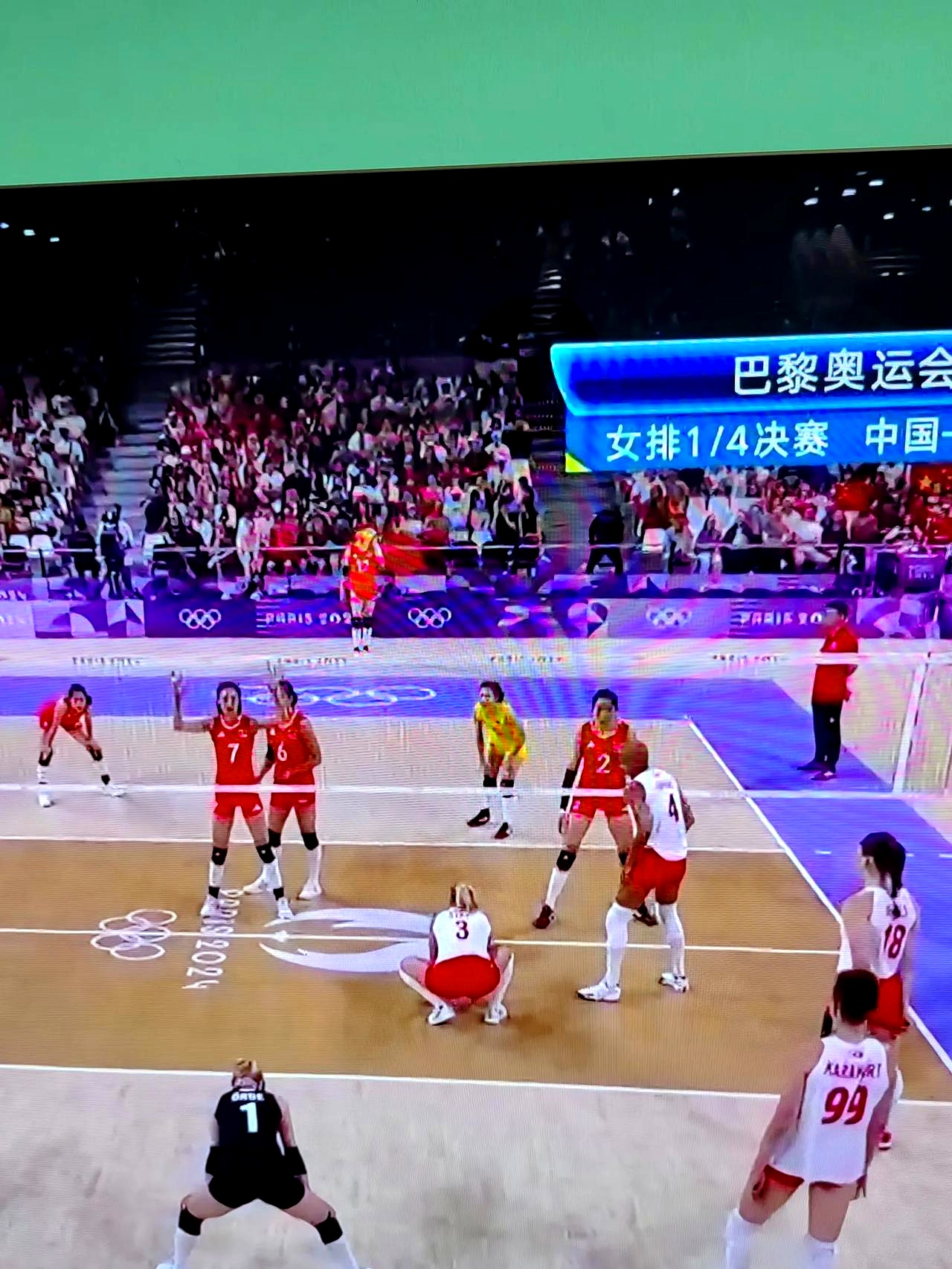 排球比赛中激战正酣，胜负难分的简单介绍