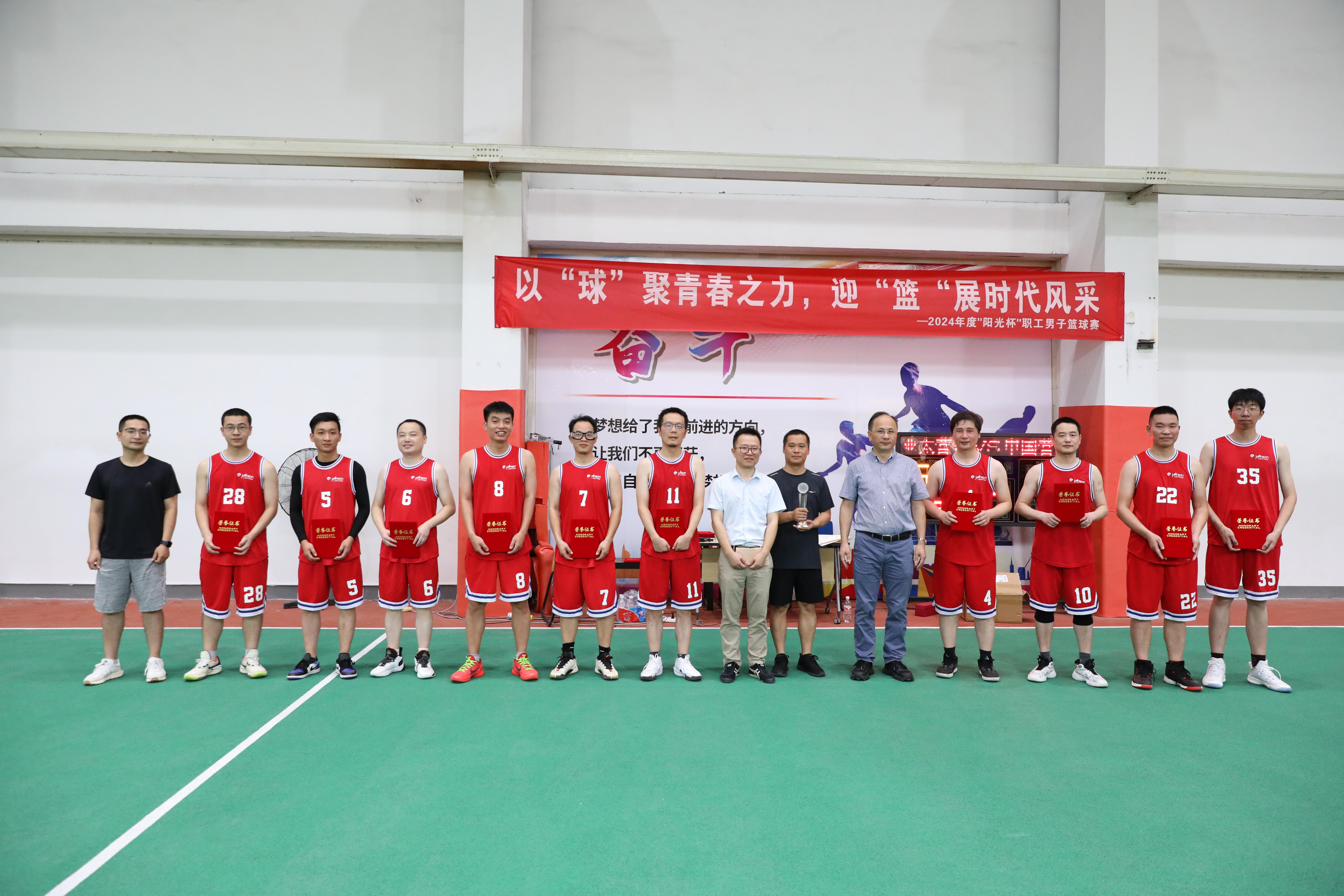 高校篮球赛掀起热潮，青年运动员大显身手的简单介绍