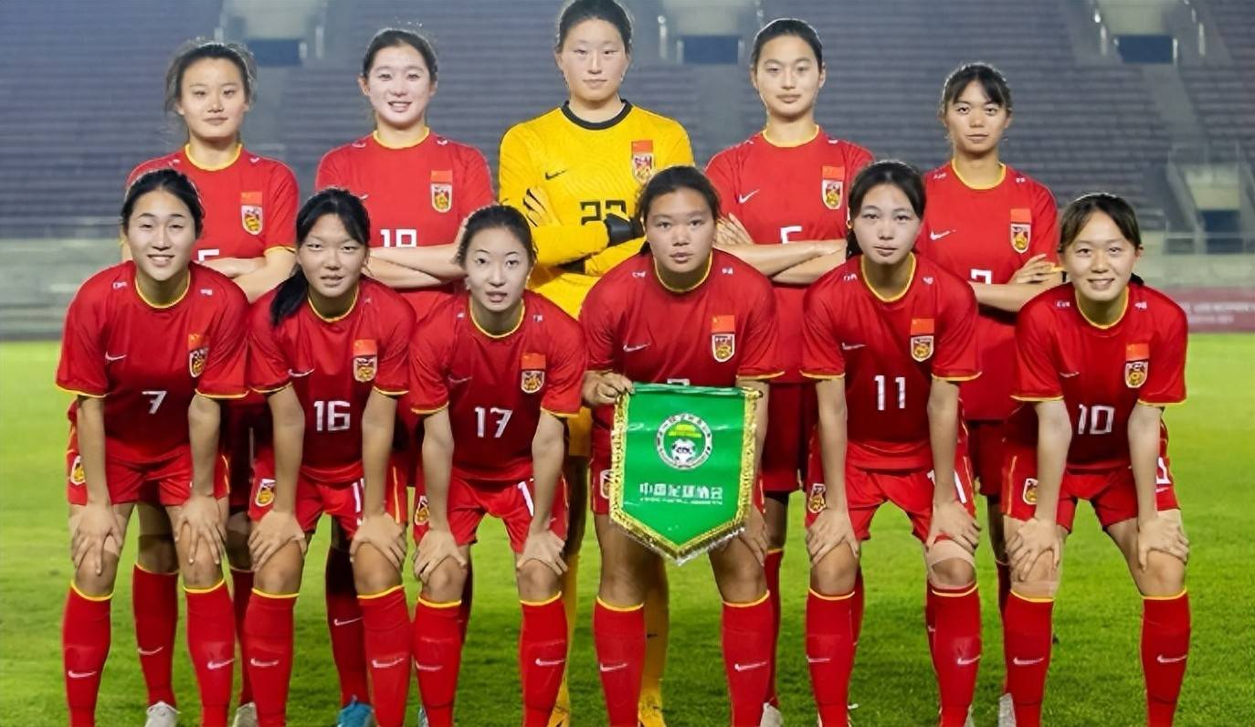 包含高举旗帜！中国女足逆境求生存的词条