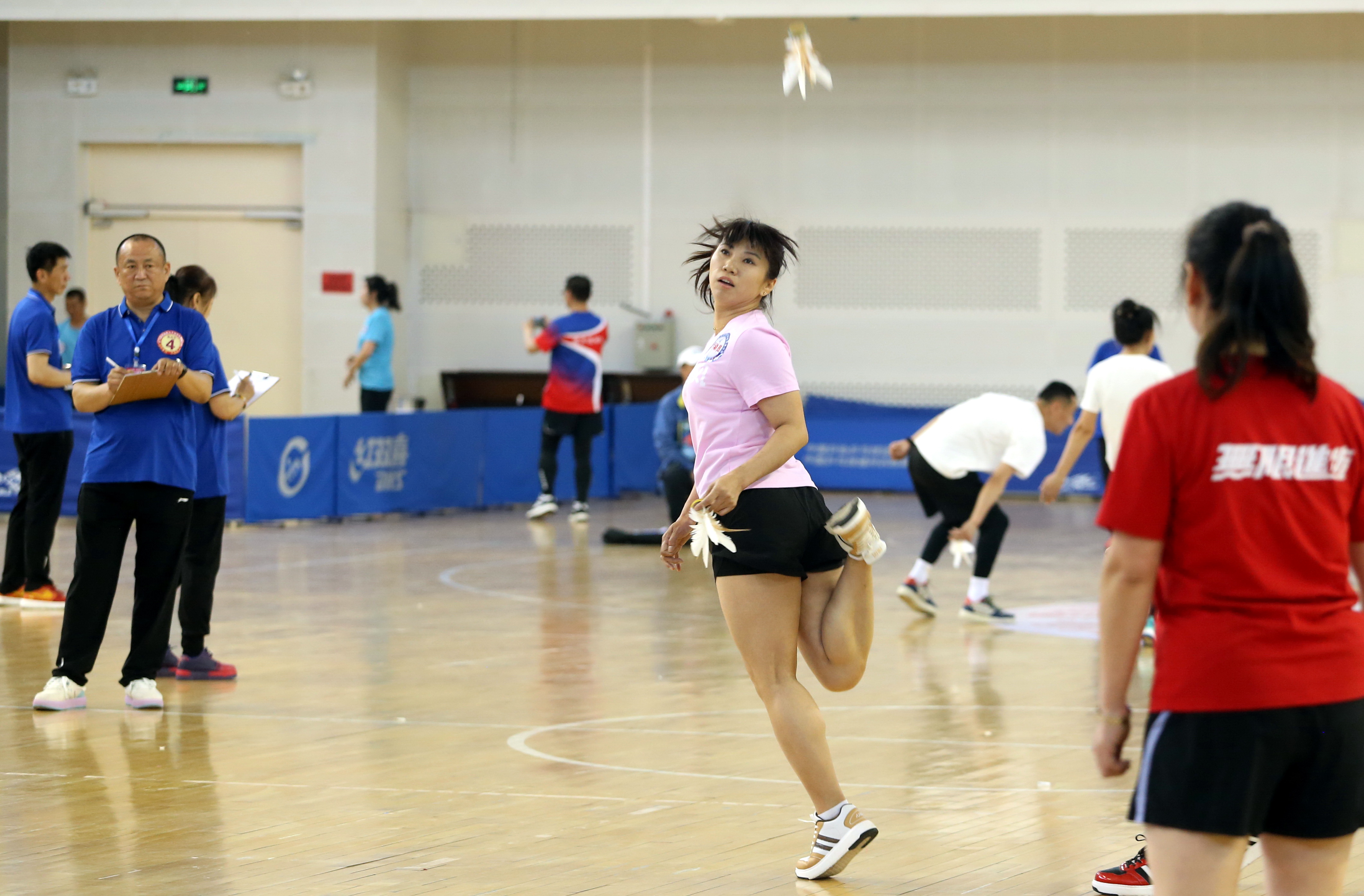 爱游戏-包含热情洋溢！选手们齐聚赛场，挥洒激情的词条