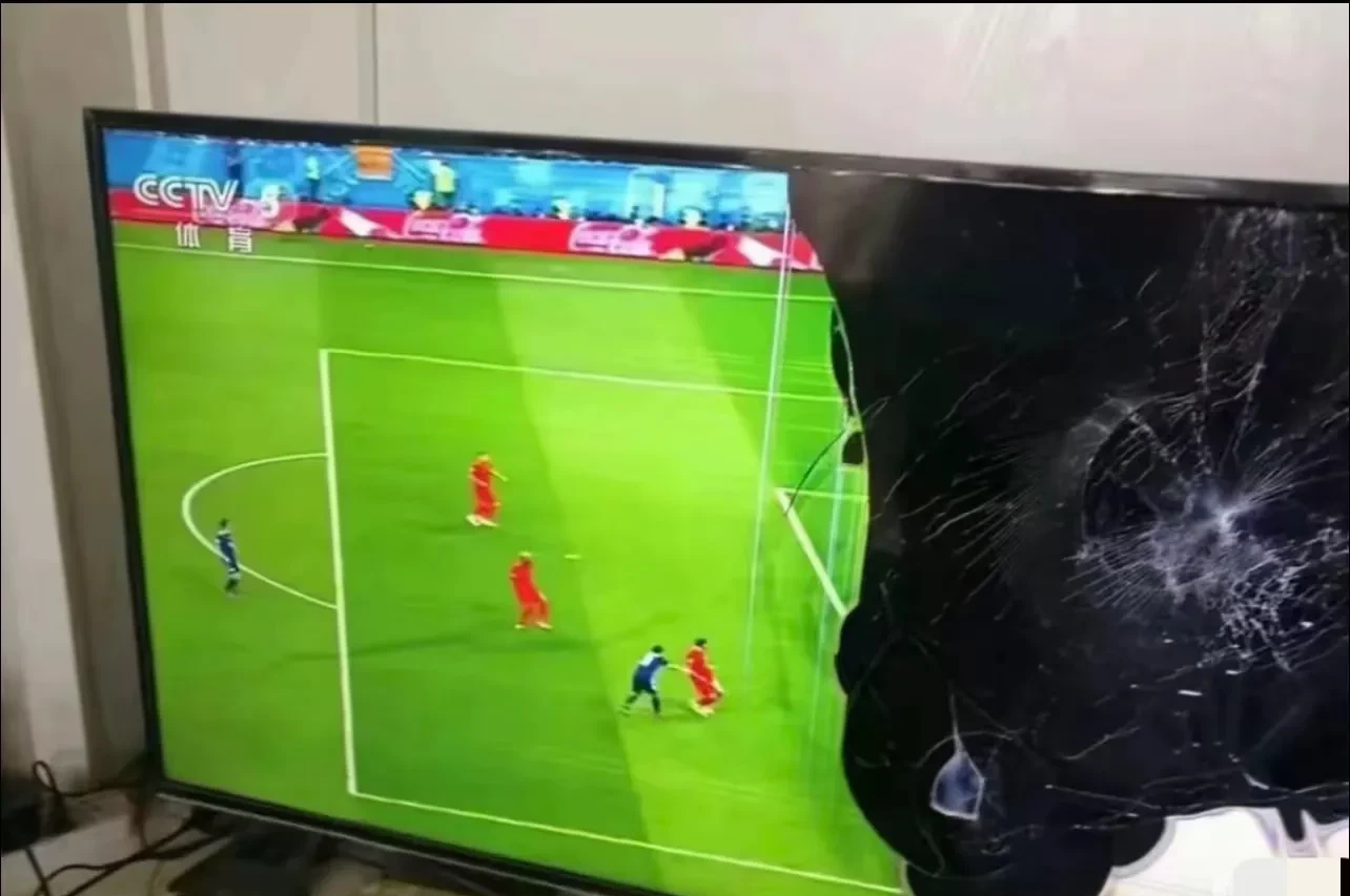 爱游戏中国官网-内部矛盾黯然，球队错失良机失败